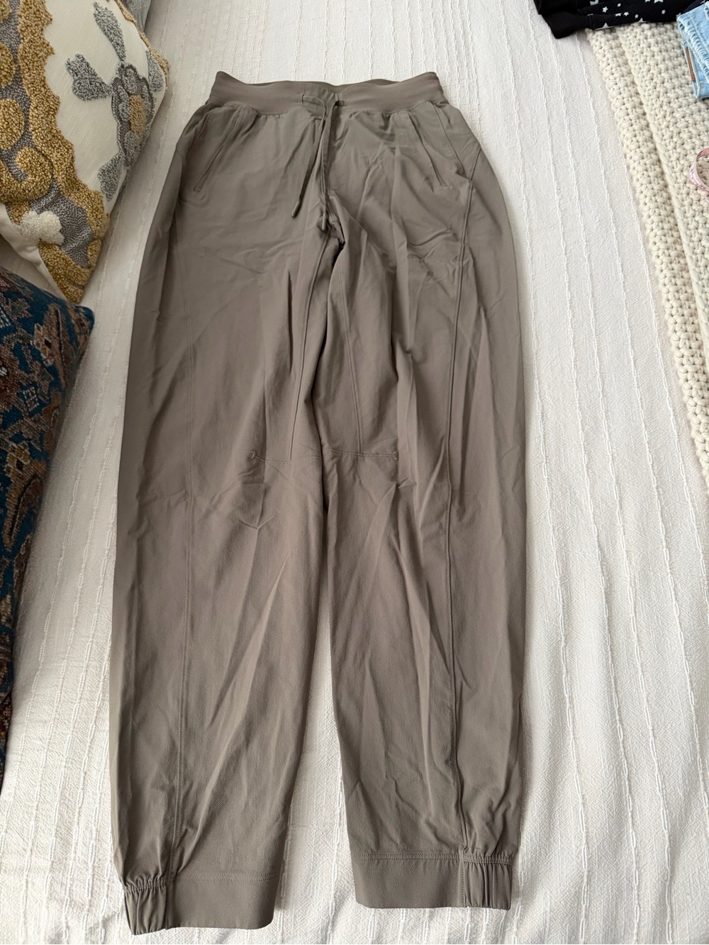 lululemon athletica women Taupe Lightweight Joggers
Waist 25
Inseam 28